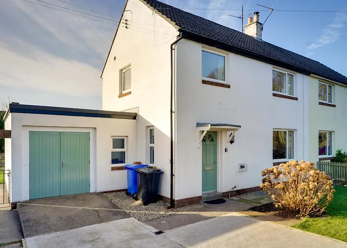 The Birdhouse Family Home With Countryside Views
